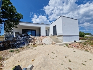 Nova kuća s bazenom u Labinu (00482)