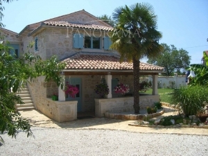TRADITIONAL STONE HOUSE WITH SWIMMING POOL NEAR POREČ (00136)